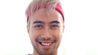 Pria berusia 26 tahun itu juga tampak memelihara janggut dan kumis tipis.
