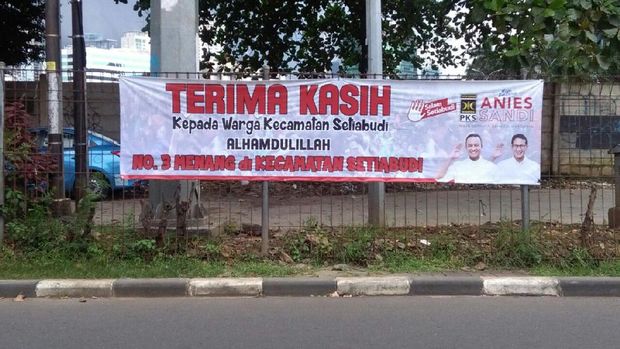 Spanduk Anies-Sandi di Setiabudi