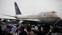 Pesawat Raja Salman ini juga sudah dirombak sedemikian rupa untuk keperluan sang raja saat bepergian. Bisa jadi harganya lebih mahal dari harga yang dipatok pabrik setelah pesawatnya dirombak.