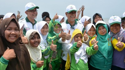 Penanaman Pohon Bakau di Karawang