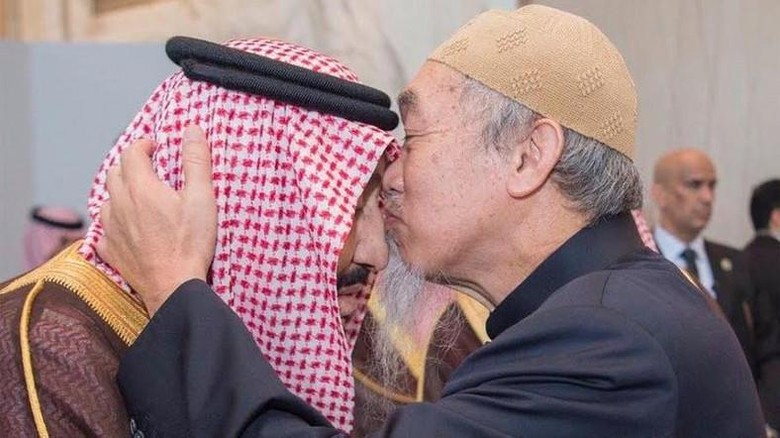 Foto Pria Tua Mencium Kening Raja Salman Ramai Dibahas, Siapa Dia? Foto Pria Tua Mencium Kening Raja Salman Ramai Dibahas, Siapa Dia?