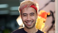 Pelantun Definisi Bahagia itu juga terlihat lebih fresh dengan warna rambut rose-gold.