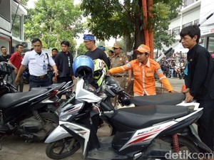 Ridwan Kamil Tegur Mahasiswa yang Parkir di Trotoar dan Nyampah