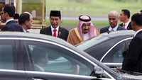 Raja Salman berbincang dengan Presiden Jokowi sebelum memasuki mobilnya.