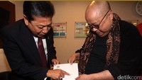 Setya Novanto memperlihatkan kartu undangan kepada Jaya Suprana.