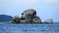 Batu bertumpuk yang ada di tengah lautan di Anambas. Sekilas bentuknya memang menyerupai batu raksasa di Bangka dan Belitung (Randy/detikTravel)