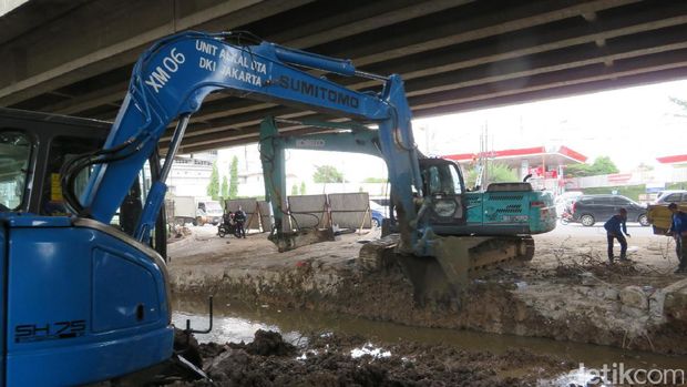 Cegah Banjir, Gorong-gorong di Kolong Tol JORR W2 Diperlebar