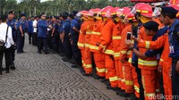 Tjahjo Kumolo menyalami dan memberi selamat kepada para petugas pemadam kebakaran.