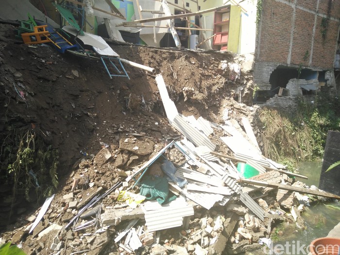 Musim Hujan di Bandung, Waspada Kirmir Sungai Ambrol