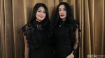 Kenapa Duo Serigala Selalu Pelukan Saat Berpose?