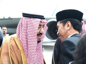 Presiden Jokowi Sambut Raja Salman, Bersalaman dan Cipika-Cipiki