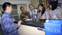Direktur Utama Bank BJB Ahmad Irfan (tengah) memantau aktivitas transaksi usai peresmian relokasi gedung Bank BJB cabang S.Parman, Slipi, Jakarta, Rabu (1/3). (Foto: dok BJB)