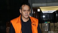 Fahmi dihukum penjara 2 tahun 8 bulan dan denda Rp 150 juta subsider 3 bulan kurungan. Fahmi terbukti melakukan suap terkait proyek pengadaan satelit pemantau di Badan Keamanan Laut (Bakamla).