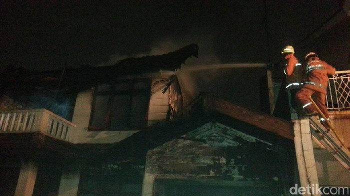 Sebuah Rumah di Pulogebang Terbakar