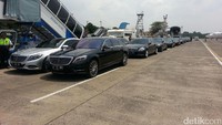 Mobil-mobil mewah penjemput rombongan Raja Salman bin Abdulaziz Al Saud mulai masuk ke dalam bandara. Mobil tersebut sebelumnya terparkir di parkiran VVIP Bandara Halim Perdanakusuma. Foto: Martha Lory Fransisca