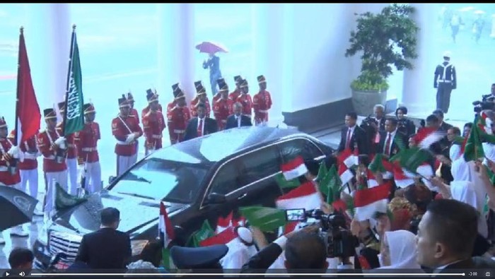 Marching Band dan Pasukan Berkuda Hujan-hujanan Sambut Raja Salman