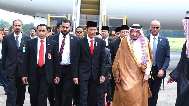 Jokowi sambut Raja Salman di Bandara Halim Perdanakusuma / 