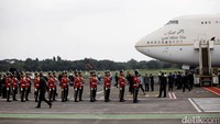 Sebelumnya, sejumlah tentara juga diturunkan untuk melakukan upacara penyambutan.