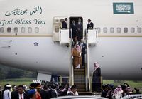 Momen Raja Salman Turun Eskalator Pesawat di Bandara Halim