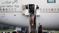 Raja Salman turun dari pesawat. Sementara Presiden Jokowi tampak bersiap melakukan penyambutan.