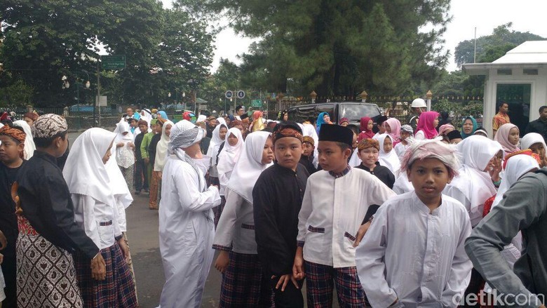Bergamis hingga Kebaya, Anak-anak SD Siap Sambut Raja Salman