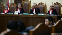 Oleh sebab itu, hakim memerintahkan jaksa penuntut umum KPK melanjutkan perkara yang tengah digumuli Siti.