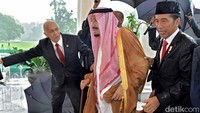 Jubah Raja Salman dan ajas hitam Jokowi yang kebasahan karena guyuran hujan deras di Istana Bogor. Foto: Fotografer Istana Kepresidenan Agus Suparto