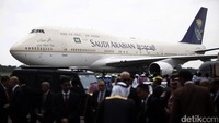 Bersama pangeran dan para delegasi dari tanah Arab, sang Raja tiba di Indonesia dengan tujuh pesawat.