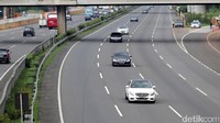 Ada sekitar 50 mobil yang ada di dalam iring-iringan tersebut.