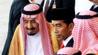 Presiden Jokowi saat menyambut kedatangan Raja Salman di Istana Bogor, Rabu (1/3/2017). Pool/Panca Syurkani MI.