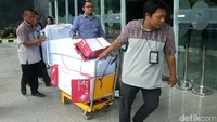 KPK melimpahkan berkas perkara e-KTP ke PN Tipikor Jakarta. Berkas itu diangkut menggunakan troli berwarna kuning.