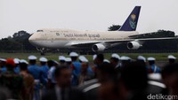 Pesawat Raja Salman yaitu B747-400 dengan nomor registrasi HZHM1 dengan keterangan HM 1 berarti His Majesty. Pesawat itu akan menginap di Bandara Halim Perdanakusuma, Jakarta Timur.