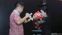 Mereka pun berjoget diiringi alunan musik dangdut. Pool/Ismail/detikFoto.
