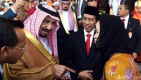 Raja Arab Saudi Salman bin Abdul Aziz Al Saud (kiri) didampingi Presiden Joko Widodo berbincang dengan Menko PMK Puan Maharani (kanan) di Istana Bogor, Jawa Barat, Rabu (1/3/2017). (Ist)
