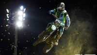 Balapan malam di Qatar bukan cuma dipunya MotoGP. MXGP di negara tersebut juga digelar saat matahari sudah terbenam (Foto: MXGP.com)