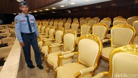 Sejumlah kursi berwarna emas telah disiapkan untuk para menteri dan pangeran.