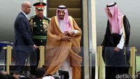 Raja Salman tiba menggunakan pesawat dan eskalator khusus. Foto: Rachman Haryanto