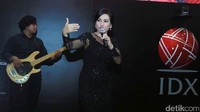 Ia juga mengajak penonton untuk naik ke panggung. Pool/Ismail/detikFoto.