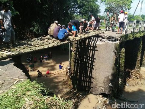 Longsor dan jembatan putus terjadi di Jombang