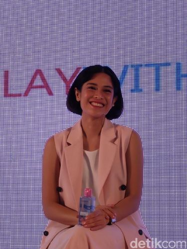 Tips Dian Sastrowardoyo Agar <i>Foundation</i> Bikin Kulit Tampak Sehat