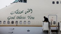 Ini penampakan pesawat Raja Salman yang memiliki tulisan God Bless You di bodi depan pesawat.
