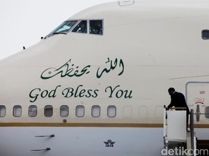 God Bless You dan HZ-HM1 di Bodi Pesawat Raja Salman