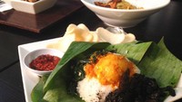Menu nasinya ada pilihan Nasi Daun Cumi Hitam. Nasi berbungkus daun ini berisi lauk tumis daun singkong, gulai telur dan cumi hitam gurih. Komplet dan mengenyangkan. 