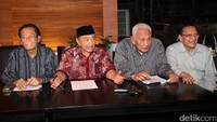 (Kiri-kanan) Sekjen Sentral Organisasi Karyawan Swadiri Indonesia (Soksi) Suhardi, Ketua Dewan Pembina Oetojo Oesman, Dewan Pembina Achmad Mustahid Astari, dan Ketua Presidium Soksi Laurens Siburian saat menggelar jumpa pers terkait bersatunya Soksi.