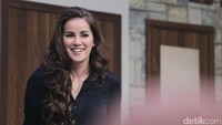 Di acara tersebut ibu dua anak itu tampak happy.