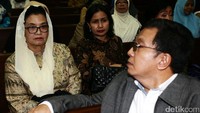 Siti Fadilah didakwa melakukan korupsi pengadaan alat kesehatan dalam rangka penanggulangan masalah kesehatan akibat bencana. Siti didakwa menerima uang dari PT Indofarma Tbk sebesar Rp 1,5 miliar dan dari PT Mitra Medidua sejumlah Rp 4,5 miliar.