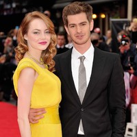 Ketika Emma Stone memenangkan Golden Globes pertamanya pada 2017, Andrew Garfield bangkit berdiri untuk memberikan tepuk tangan paling meriah untuk mantan kekasihnya itu. Mereka bahkan masih berhubungan dan saling memberi saran satu sama lain. Foto: Getty Images