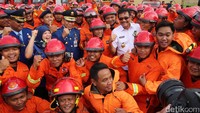 Djarot berfoto ramai-ramai dengan peserta peringatan ulang tahun Damkar.