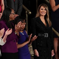  Menemani suami di Kongres pada Februari 2017, Melania Trump memilih setelan blazer dan rok hitam dari brand Michael Kors dari koleksi Spring 2017, yang ditaksir seharga USD 12.000 atau sekitar Rp 165 juta. Foto: Getty Images