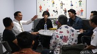 Ahok berbincang dengan para pelaku industri kreatif di salah satu ruang di Jakarta Creative Hub.